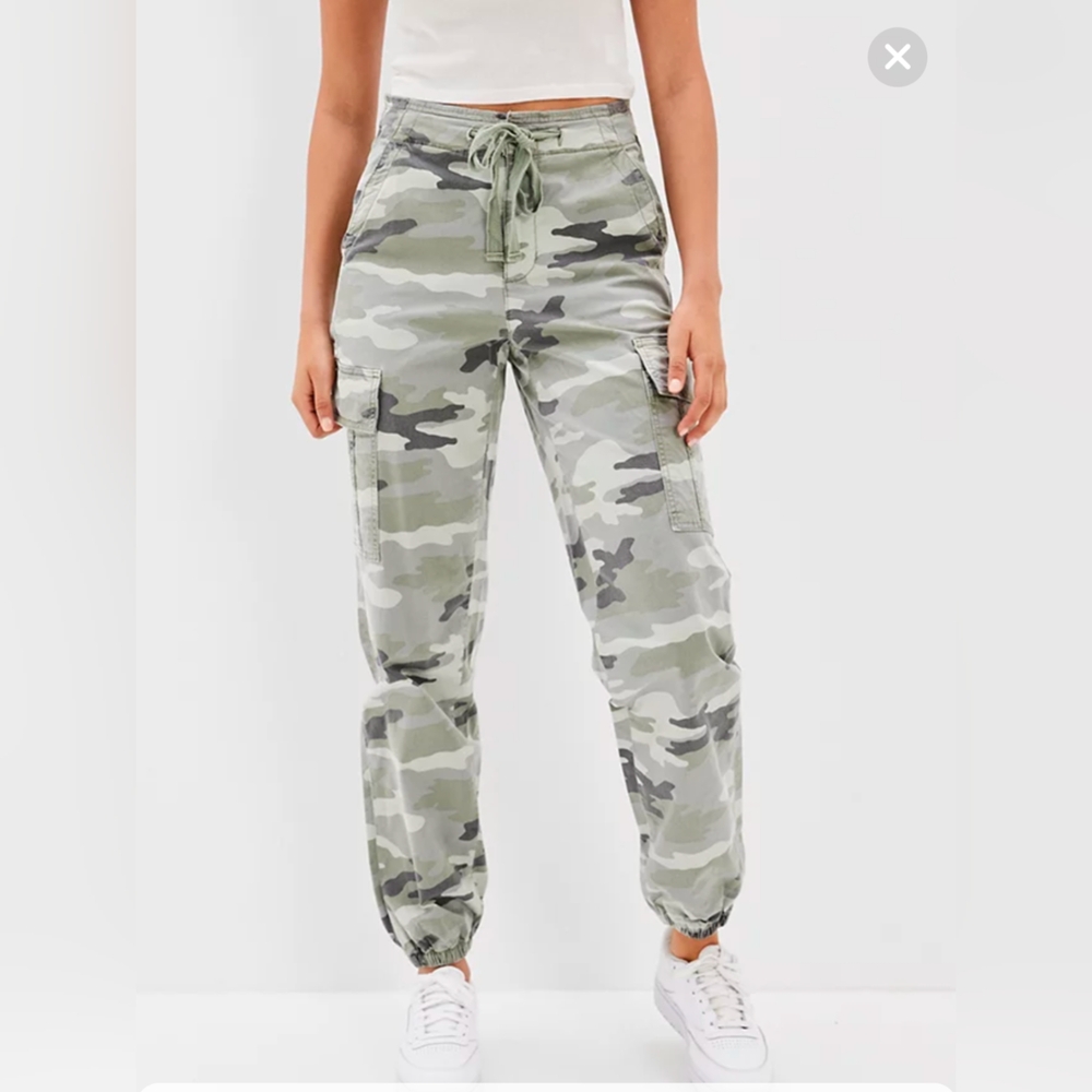 American Eagle Outfitters Green Camo Cargo Joggers